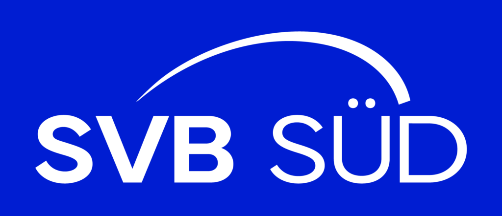 Weiße Schrift SVB SÜD mit geschwungener Linie darüber auf blauem Hintergrund, das Ü trägt zwei Punkte